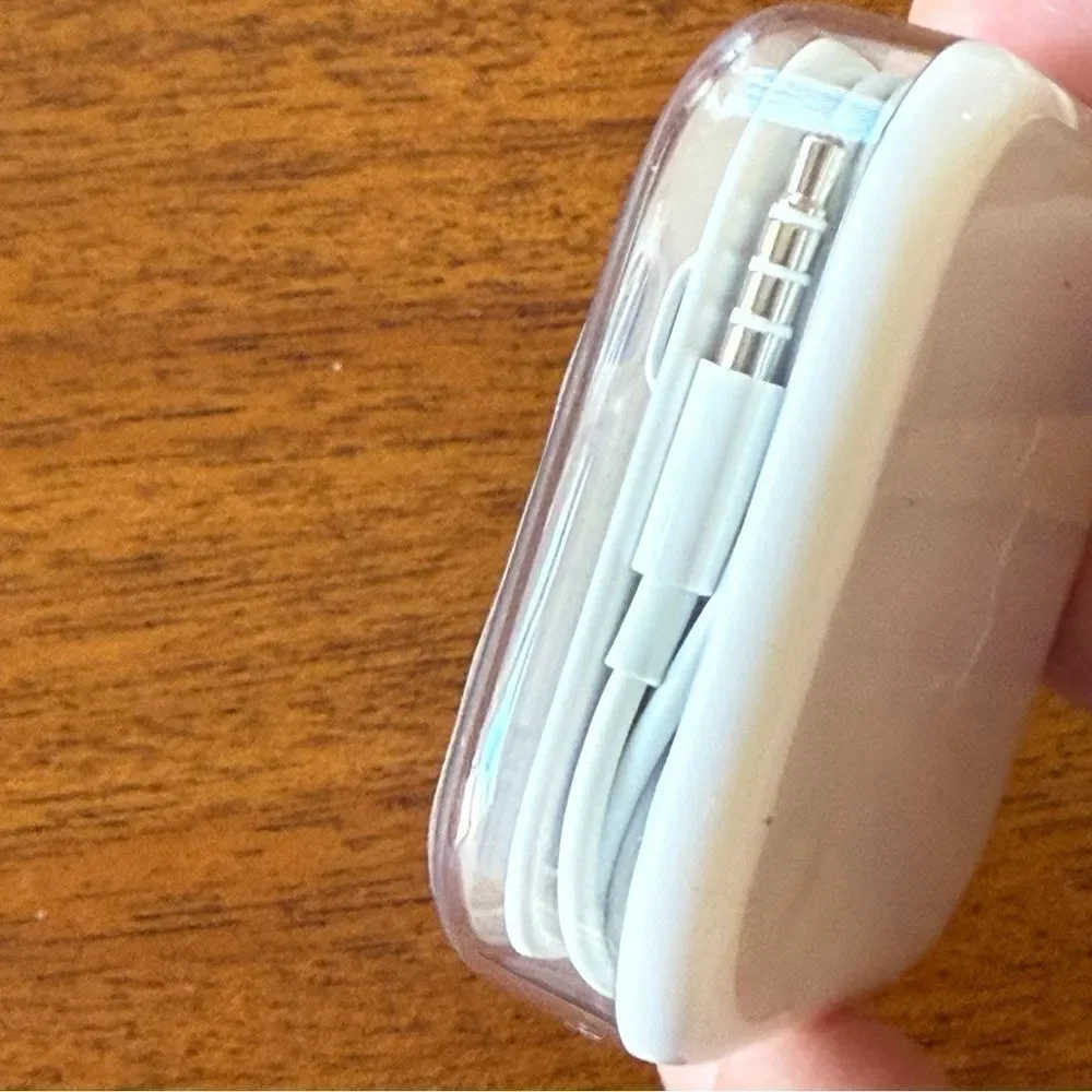 New Apple White Wired EarPods (3.5mm Headphone Plug) with Case